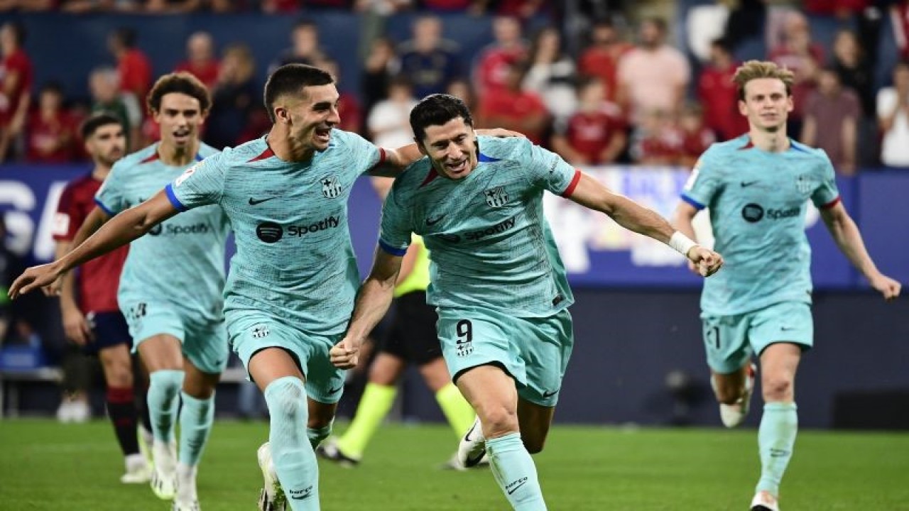 Penyerang Barcelona Ferran Torres (kiri) merayakan gol yang dicetak Robert Lewandowski (kanan) pada pertandingan Liga Spanyol melawan Osasuna yang dimainkan di Stadion El Sadar, Pamplona, Minggu (3/9/2023). (ANTARA/AFP/ANDER GILLENEA)