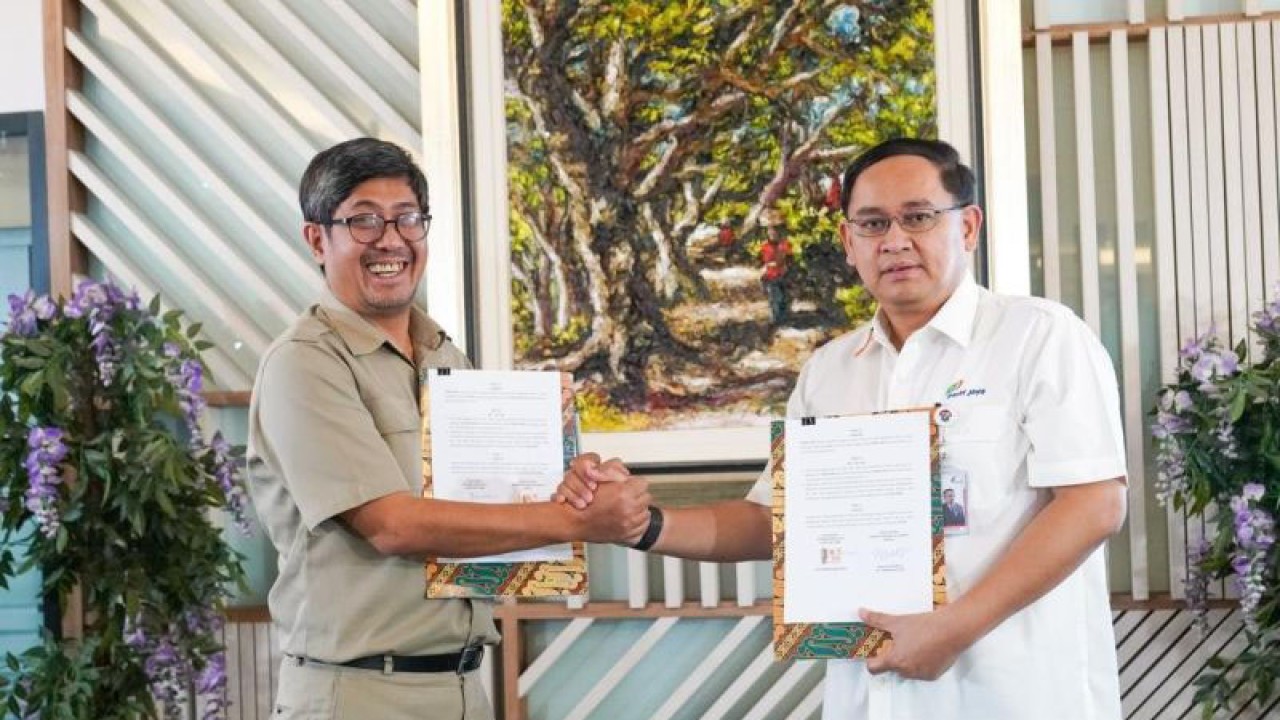 Penandatanganan nota kesepahaman antara Kepala DPMPTSP DKI Jakarta Benni Aguscandra dan Direktur Utama Perumda Pasar Jaya, Agus Himawan Widiyanto di Jakarta, Senin (11/9/2023). (ANTARA/HO-DPMPTSP DKI Jakarta)