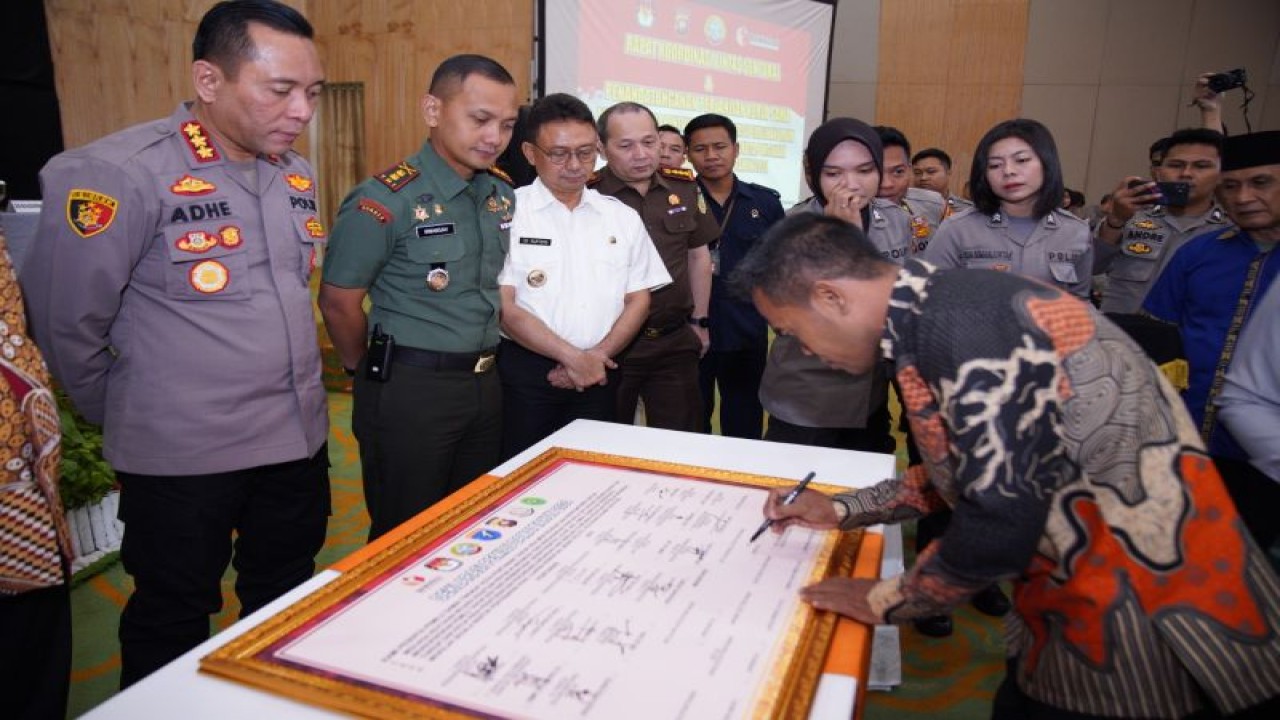Penandatanganan Deklarasi Pemilu Damai Tahun 2024. ANTARA/Prokopimda PTK.