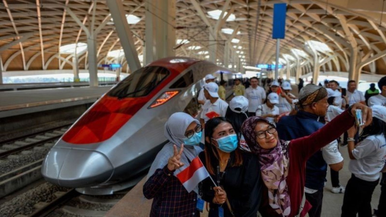 Warga berfoto di depan kereta cepat setibanya di Stasiun Kereta Cepat Halim, Jakarta, Sabtu (16/9/2023). PT KCIC mengajak warga sekitar Stasiun Tegalluar untuk menjajal Kereta Cepat Jakarta Bandung menuju Stasiun Halim sebelum diresmikan dan dioperasikan secara penuh pada 1 Oktober mendatang. (ANTARA FOTO/Raisan Al Farisi/foc.)