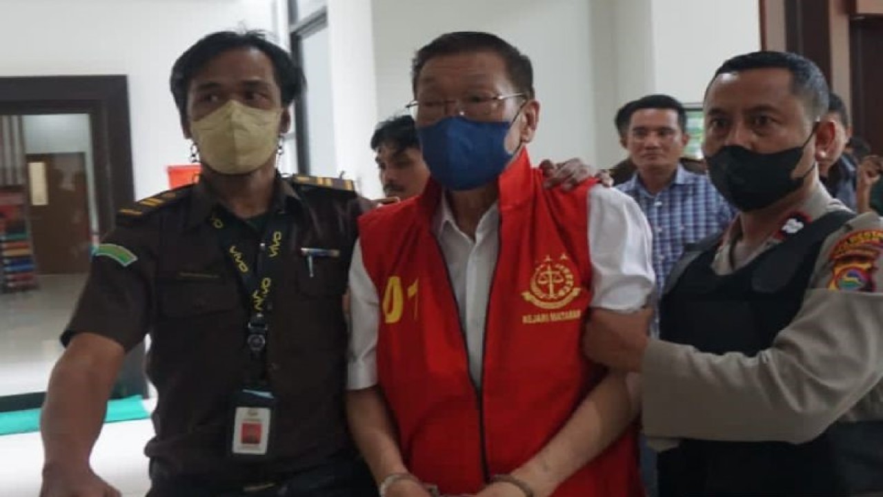 Foto arsip- Petugas kejaksaan dan kepolisian mengawal Direktur PT AMG Po Suwandi ketika masih berstatus tersangka kasus dugaan korupsi tambang pasir besi Blok Dedalpak, di Gedung Kejati NTB, Kamis (13/4/2023). ANTARA/Dhimas BP