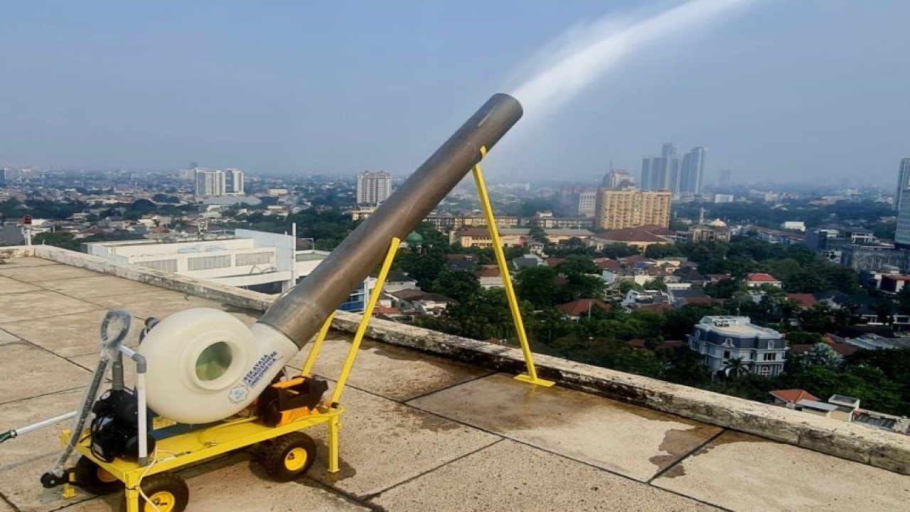 Penggunaan "water mist generator" di Kantor Pusat PLN dalam rangka menekan polusi udara. (ANTARA/HO-PLN)