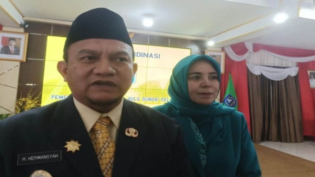 Penjabat Bupati Hulu Sungai Selatan (HSS) H Hermansyah memberikan keterangan usai serah terima jabatan dari Pelaksana Harian Bupati HSS ke pj bupati, di pendopo kabupaten, Kandangan, HSS, Kalimantan Selatan, Kamis (21/9/2023). (Antara/Fathur)