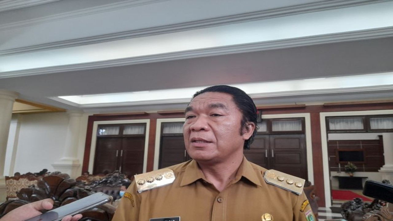 Penjabat Gubernur Banten Al Muktabar saat diwawancara di Serang, Kamis (14/9/2023). (ANTARA/Desi Purnama Sari)