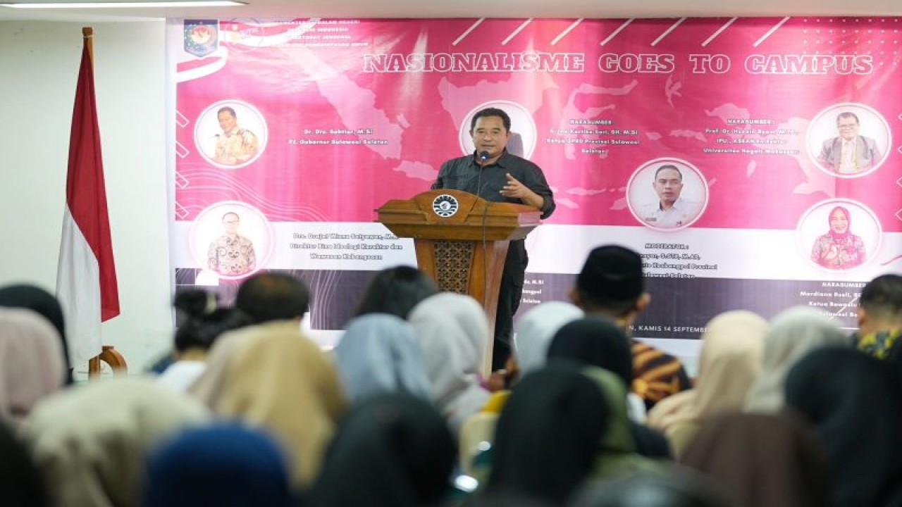 Penjabat Gubernur Sulawesi Selatan Bahtiar Baharuddin memberikan kuliah umum mengenai wawasan kebangsaan dan penguatan ideologi Pancasila, di hadapan mahasiswa Universitas Negeri Makassar dan panwaslu kabupaten/kota se-Sulsel, Kamis (14/09/2023). ANTARA/HO-Humas Pemprov Sulsel