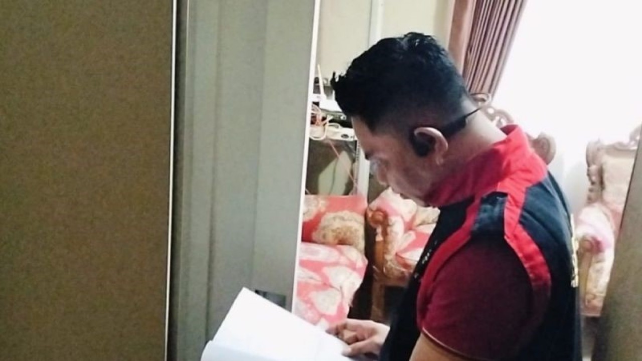 Penyidik Kejari Kaur saat memeriksa dokumen di KPU. ANTARA/Anggi Mayasari