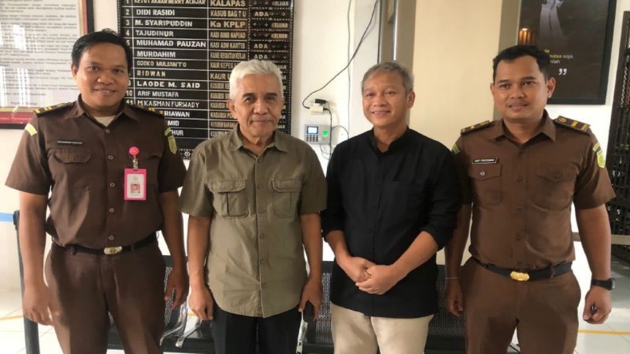 Petugas kejaksaan mendampingi dua tersangka kasus dugaan korupsi tambang pasir besi PT AMG dari unsur pemerintahan untuk melanjutkan penahanan usai pelimpahan tersangka dan barang bukti ke penuntut umum di Lapas Lombok Barat, NTB, Rabu (6/9/2023). (ANTARA/HO-Kejati NTB)