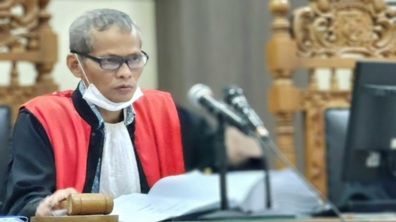 Ketua Majelis Hakim Pengadilan Tipikor Semarang Gator Sarwadi saat membacakan vonis hukuman terhadap Direktur PT Istana Putra Agung Dion Renato Sugiarto selaku terdakwa kasus suap terhadap pejabat DJKA Kementerian Perhubungan, di Pengadilan Tipikor Semarang, Jawa Tengah, Kamis (7/9/023). (ANTARA/I. C. Senjaya)