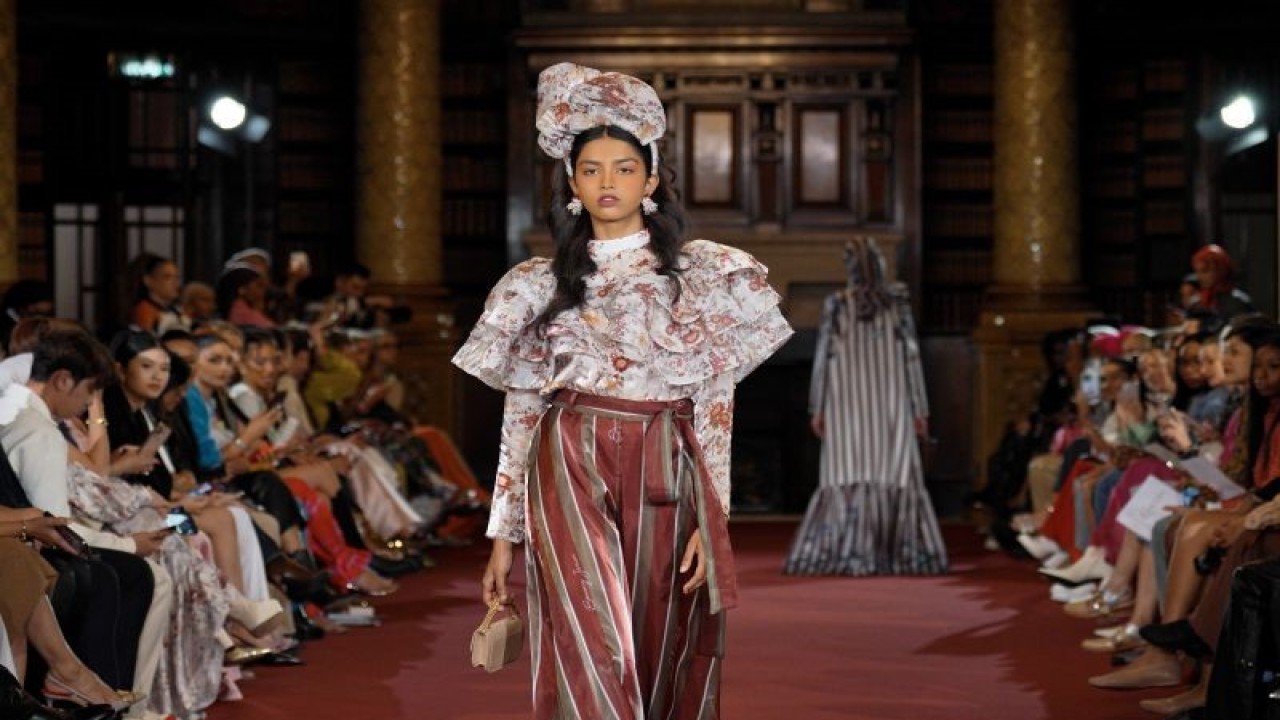 Peragaan busana Benang Jarum di London Fashion Week Spring/Summer 2023-2024. (ANTARA/HO/Benang Jarum)