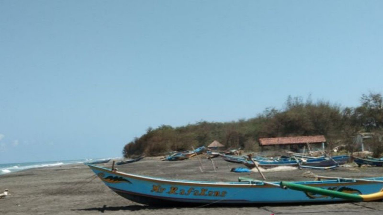 Perahu nelayan dan potensi sumberdaya laut di pantai selatan Kabupaten Bantul, Daerah Istimewa Yogyakarta (ANTARA/Hery Sidik)