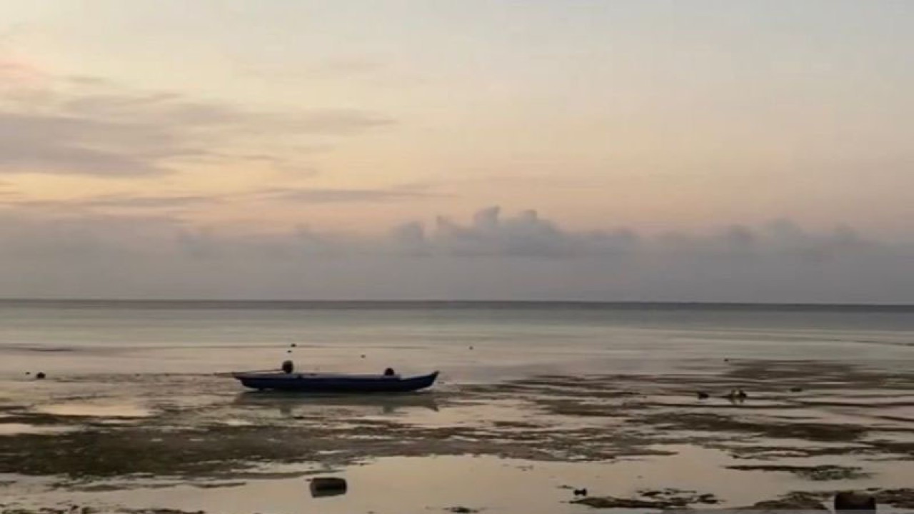 Perahu kecil milik nelayan setempat yang sedang bersandar di tepi Pantai Walakiri, Sumba Timur, Nusa Tenggara Timur saat matahari mulai terbenam. (ANTARA/Hreeloita Dharma Shanti)