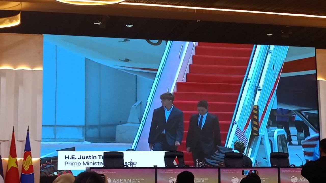 Wartawan menyaksikan tayangan langsung kedatangan Perdana Menteri Kanada Justin Trudeau bersama putra sulungnya Xavier Trudeau di Indonesia, dari Media Center KTT ke-43 ASEAN di JCC, Jakarta, Selasa (5/9/2023). ANTARA/Rangga Pandu Asmara Jingga