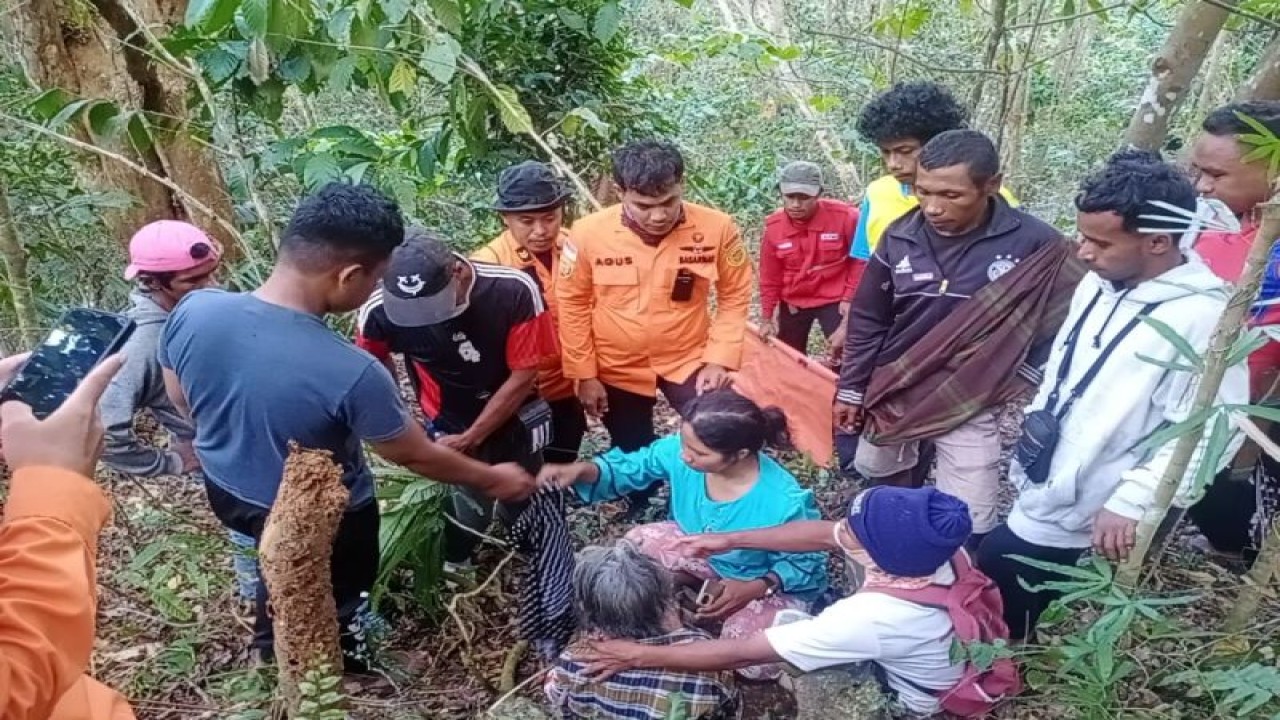 Petugas mengevakuasi seorang perempuan yang tersesat di Hutan Katolemando, Desa Sandang Pangan, Kecamatan Sampolawa, Kabupaten Buton Selatan, Provinsi Sulawesi Tenggara, Rabu (20/9/2023). (AANTARA/HO-Basarnas Kendari)