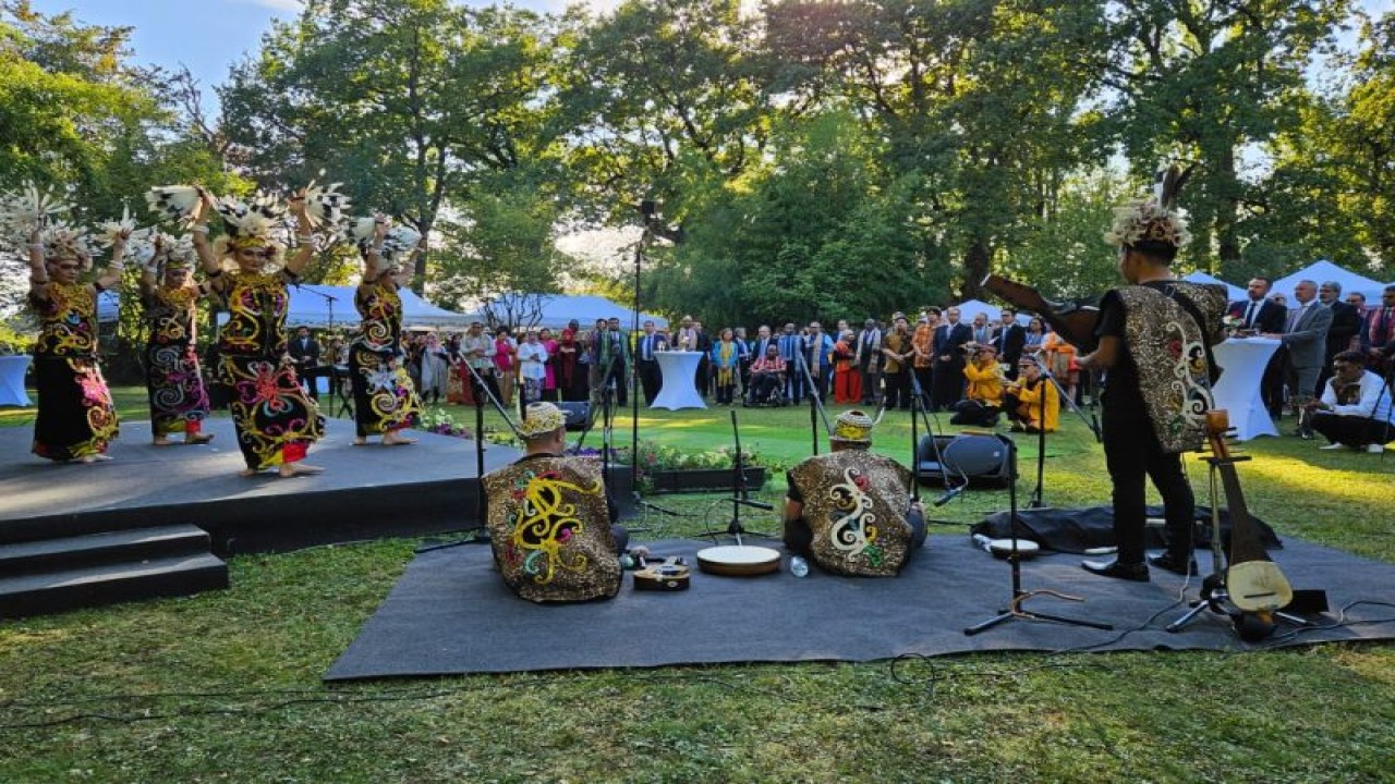 Pertunjukkan seni budaya Provinsi Kalimantan Timur pada resepsi diplomatik perayaan HUT ke-78 RI di Wisma Wakil Tetap RI untuk PBB di Jenewa, Swiss pada Senin (4/9/2023). (ANTARA/HO-KBRI PTRI Jenewa)