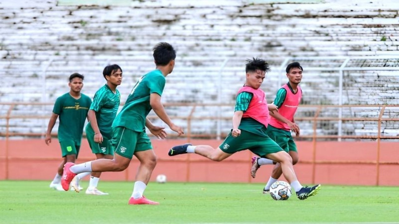 Foto Arsip - Pesepak bola Wildan Ramdhani (kedua kanan) bersiap menendang bola saat latihan di Stadion Gelora 10 November Surabaya, beberapa waktu lalu. (ANTARA/Rizal Hanafi)