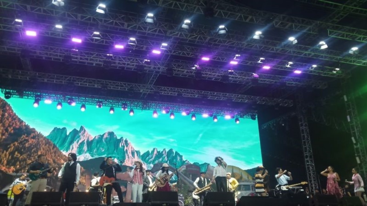 Pertunjukan spesial "Mesin Waktu 2.0: Teman-Teman Menyanyikan Lagu Naif" menjadi penutup dari perhelatan festival musik Synchronize Fest 2023 di Gambir Expo Kemayoran, Jakarta Pusat pada Minggu (3/9/2023). (ANTARA/Farhan Arda Nugraha)