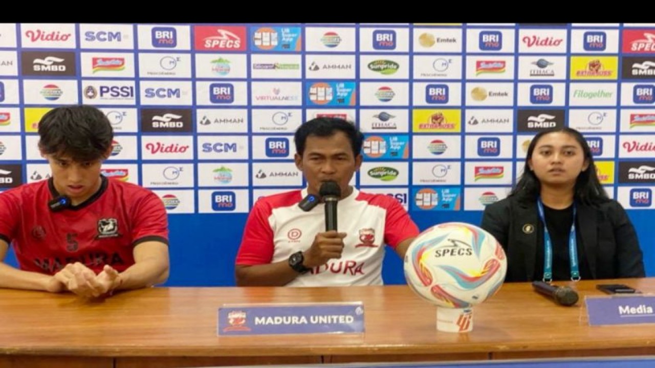 Asisten pelatih Madura United Rakhmad Basuki (tengah) berbicara pada sesi konferensi pers jelang pertandingan menghadapi PSS Sleman pada pekan ke-13 Liga 1 Indonesia, Sabtu (23/9/2023). (HO-Liga Indonesia)