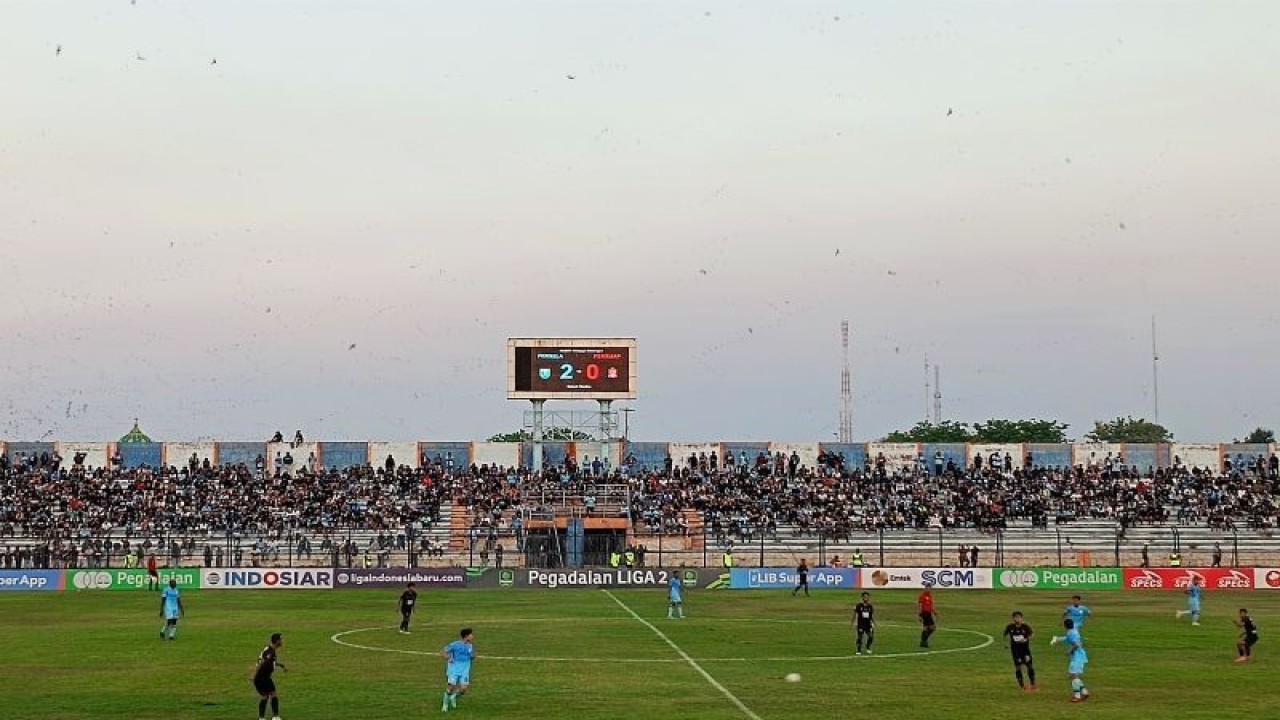 Ilustrasi - Pemain Persela dan Persijap bertanding pada laga perdana Liga 2 Indonesia di Stadion Surajaya Lamongan, Minggu (10/9/2023). (ANTARA/Naufal Ammar Imaduddin)