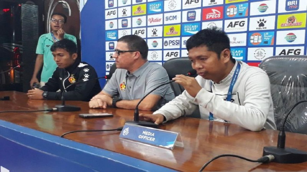 Pelatih Persik Kediri Marcelo Rospide saat memberikan keterangan terkait dengan pertandingan melawan Persija Jakarta di Stadion Brawijaya, Kota Kediri, JawaTimur, Minggu (17/9/2023) malam. ANTARA/Asmaul