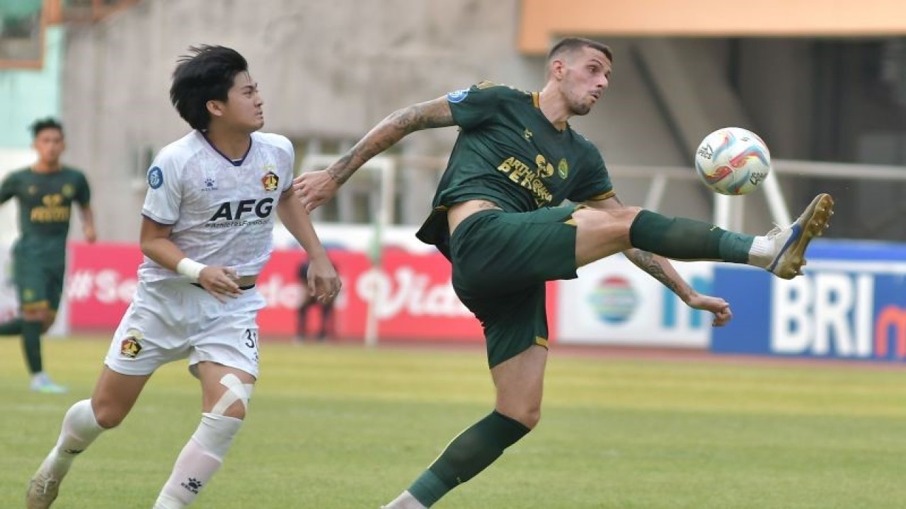 Pesepak bola Persikabo 1973 Nikola Kovacevic (kanan) menghalau bola dengan dikawal pesepak bola Persik Kediri Rendy Juliansyah (kiri) pada lanjutan Liga 1 di Stadion Wibawa Mukti, Kabupaten Bekasi, Jawa Barat, Sabtu (23/9/2023). Persik Kediri menang dengan skor 3-2. ANTARA FOTO/ Fakhri Hermansyah/aww. (ANTARA FOTO/Fakhri Hermansyah)