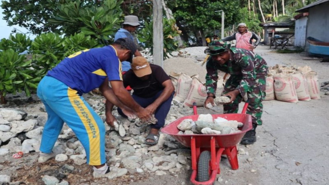 Personel TNI Manunggal Membangun Desa (TMMD) Kodim 1501/Ternate, fokus membangun berbagai infrastruktur warga pesisir Pulau Batang Dua melalui solidaritas dan kerjasama TNI dengan masyarakat di lokasi TMMD ke-118, Senin (25/9/2023). ANTARA/Abdul Fatah