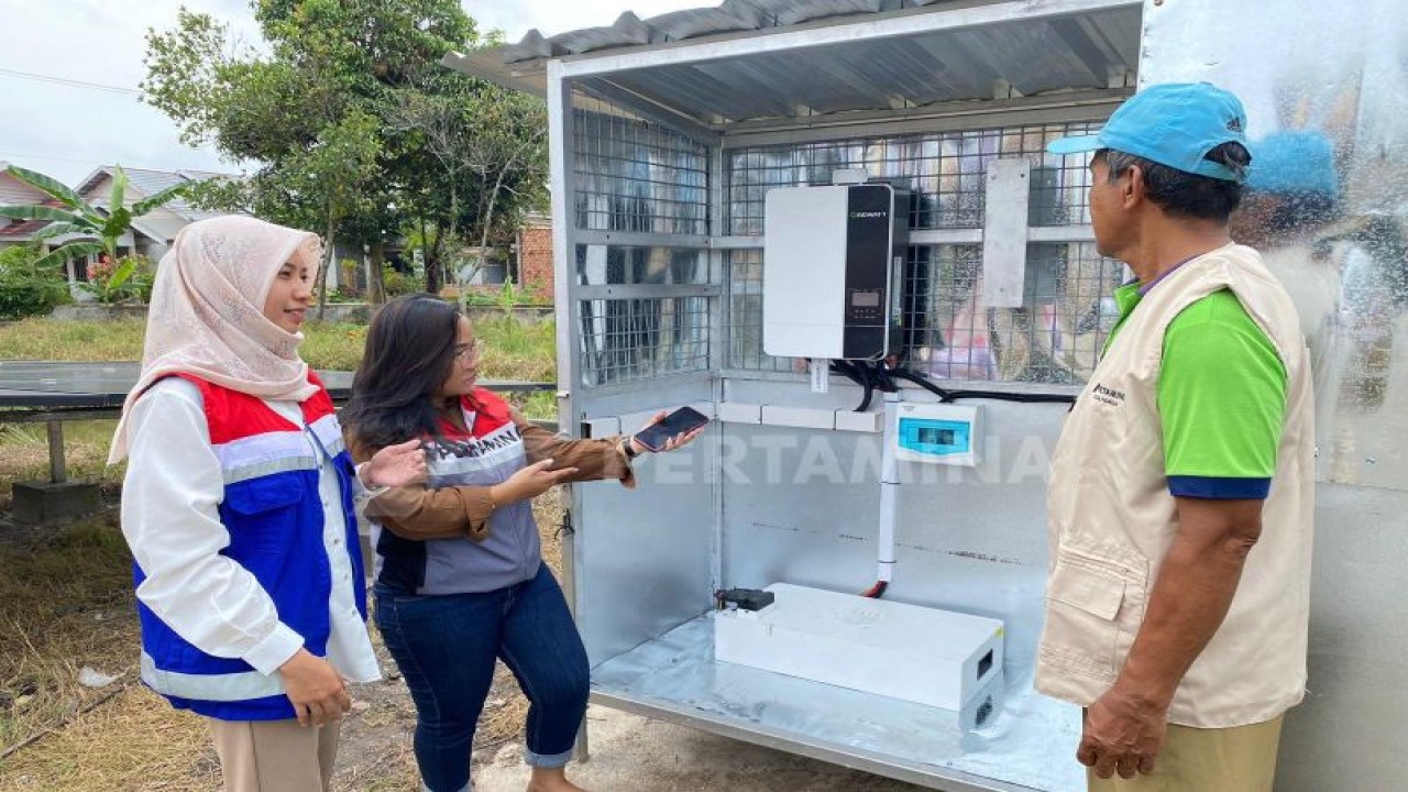 PT Pertamina (Persero) memberikan akses energi terbarukan kepada enam desa agar dimanfaatkan untuk membantu kehidupan sosial dan ekonomi masyarakat. (ANTARA/HO/PT Pertamina (Persero))