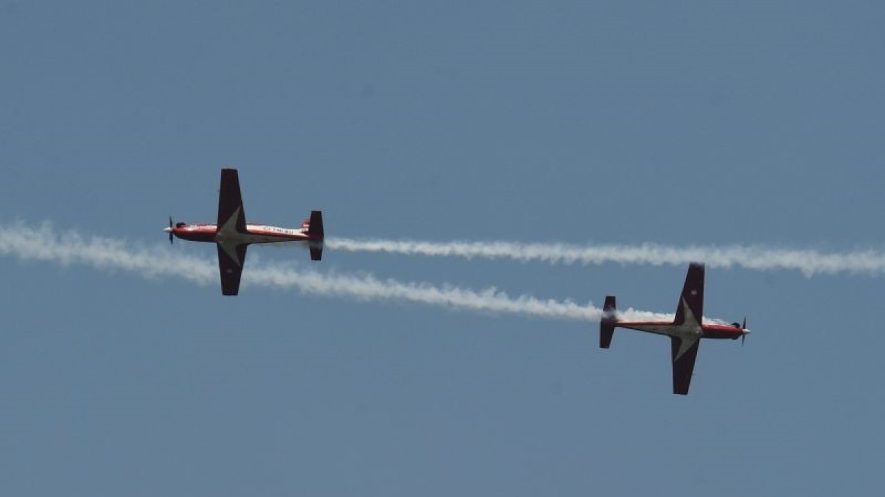 Foto ilusrasi berita - Tim Jupiter Aerobatik melakukan manuver di udara saat upacara Peringatan Detik-Detik Proklamasi Kemerdekaan ke-78 Republik Indonesia terlihat dari halaman Monas, Jakarta, Kamis (17/8/2023). ANTARA FOTO/Hafidz Mubarak A/tom