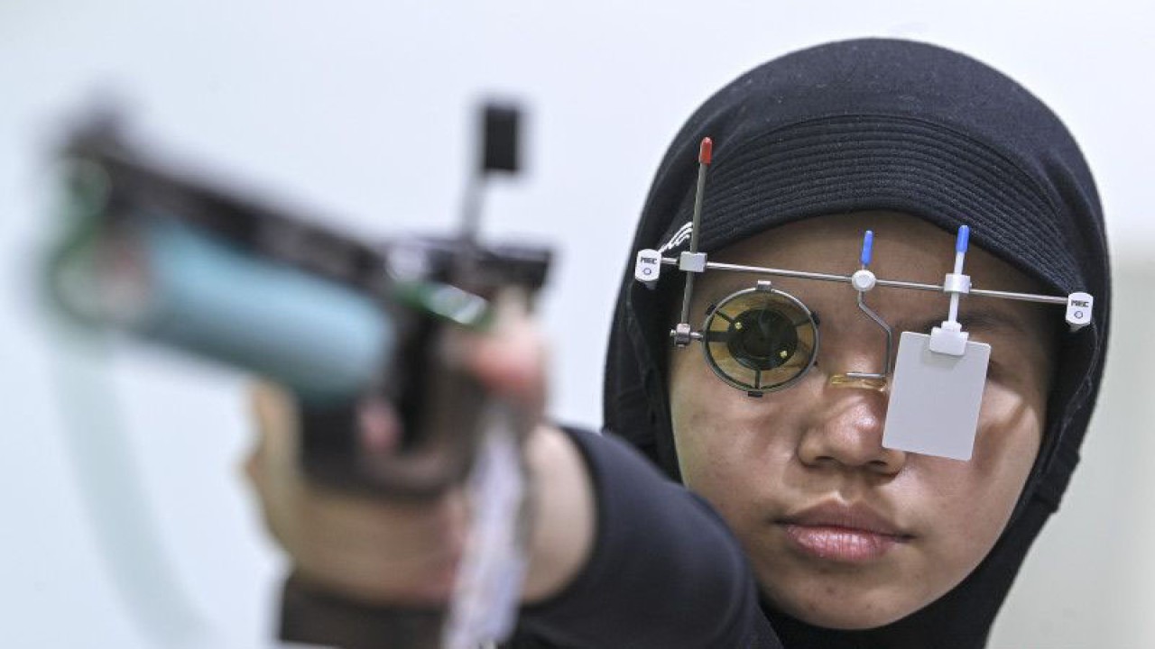 Arsip - Petembak Indonesia Arista Perdana Putri Darmoyo berpose saat kejuaraan ISSF World Rifle/Pistol 2023 di Lapangan Tembak, Senayan, Jakarta, Selasa (31/1/2023). Muhammad Iqbal Raia Prabowo yang berpasangan dengan Arista Perdana Putri Darmoyo meraih medali emas setelah menang telak dengan skor 16-4 atas Min Kyung Oh/Mose Kim (Korea Selatan 2) di final 10m Air Pistol Tim Campuran. ANTARA FOTO/M Risyal Hidayat/foc.