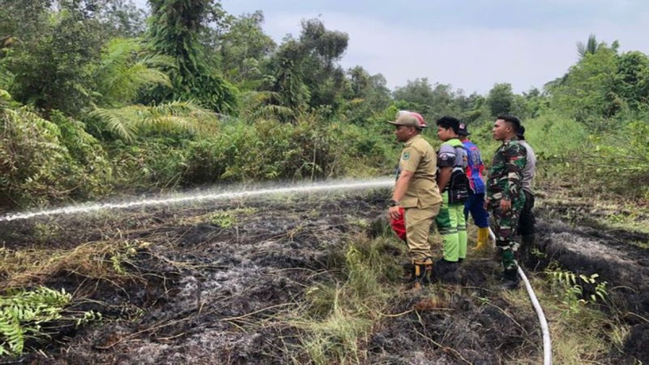 Petugas pemadam kebakaran melakukan pemadaman lahan terbakar di Jalan Pemuda Kilometer 5,5 Kelurahan Selat Utara, Kecamatan Selat, Kabupaten Kapuas, Senin (4/9/2023). ANTARA/HO-BPBD Kapuas