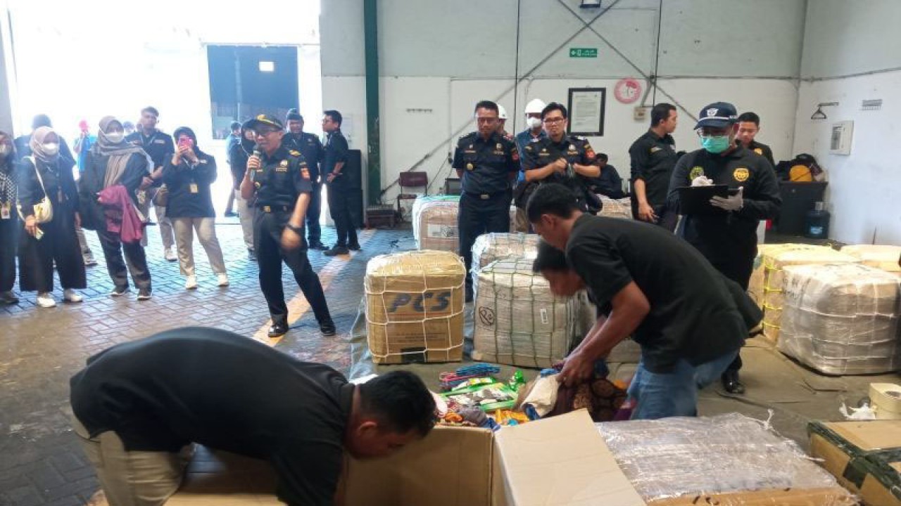 Petugas melakukan sortir barang di Gudang milik Kantor Wilayah (Kanwil) Direktorat Jenderal Bea dan Cukai (DJBC) Jawa Timur (Jatim) I, Surabaya, Jawa Timur. ANTARA/ Muhammad Heriyanto.