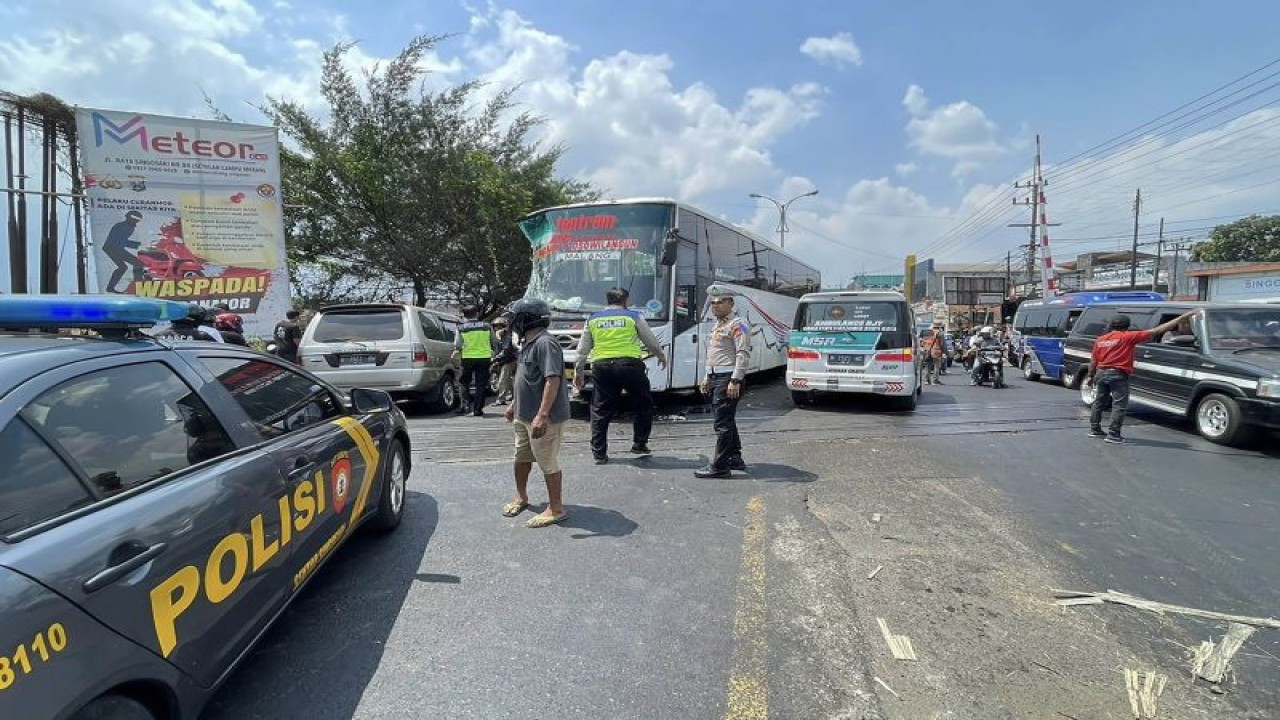 Petugas Polres Malang pada saat melakukan penanganan kecelakaan yang melibatkan kendaraan bus dan truk kontainer serta tiga unit kendaraan roda dua, di wilayah Kecamatan Singosari, Kabupaten Malang, Jawa Timur, Rabu (13/9/2023). ANTARA/HO-Humas Polres Malang.