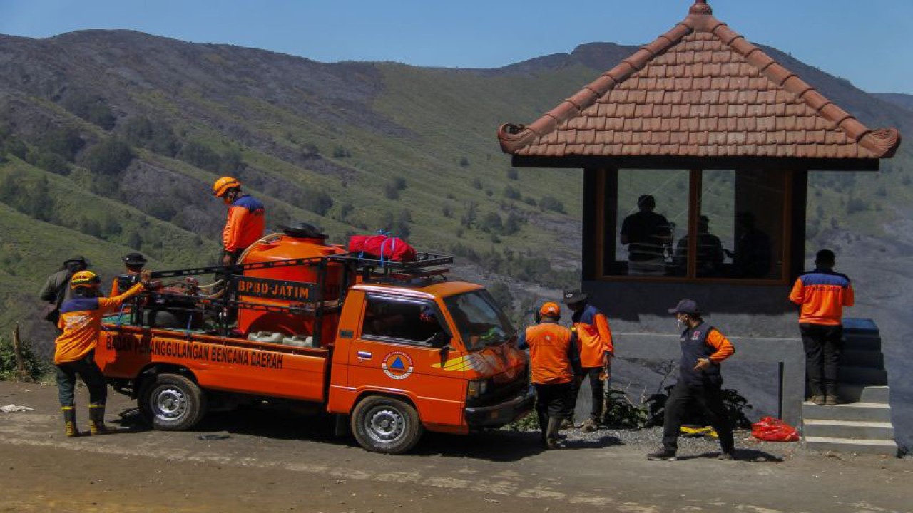 Petugas melakukan penyisiran di area kebakaran hutan dan lahan (Karhutla) kawasan Gunung Bromo, Malang, Jawa Timur, Selasa (12/9/2023). ANTARA FOTO/Muhammad Mada/hp.