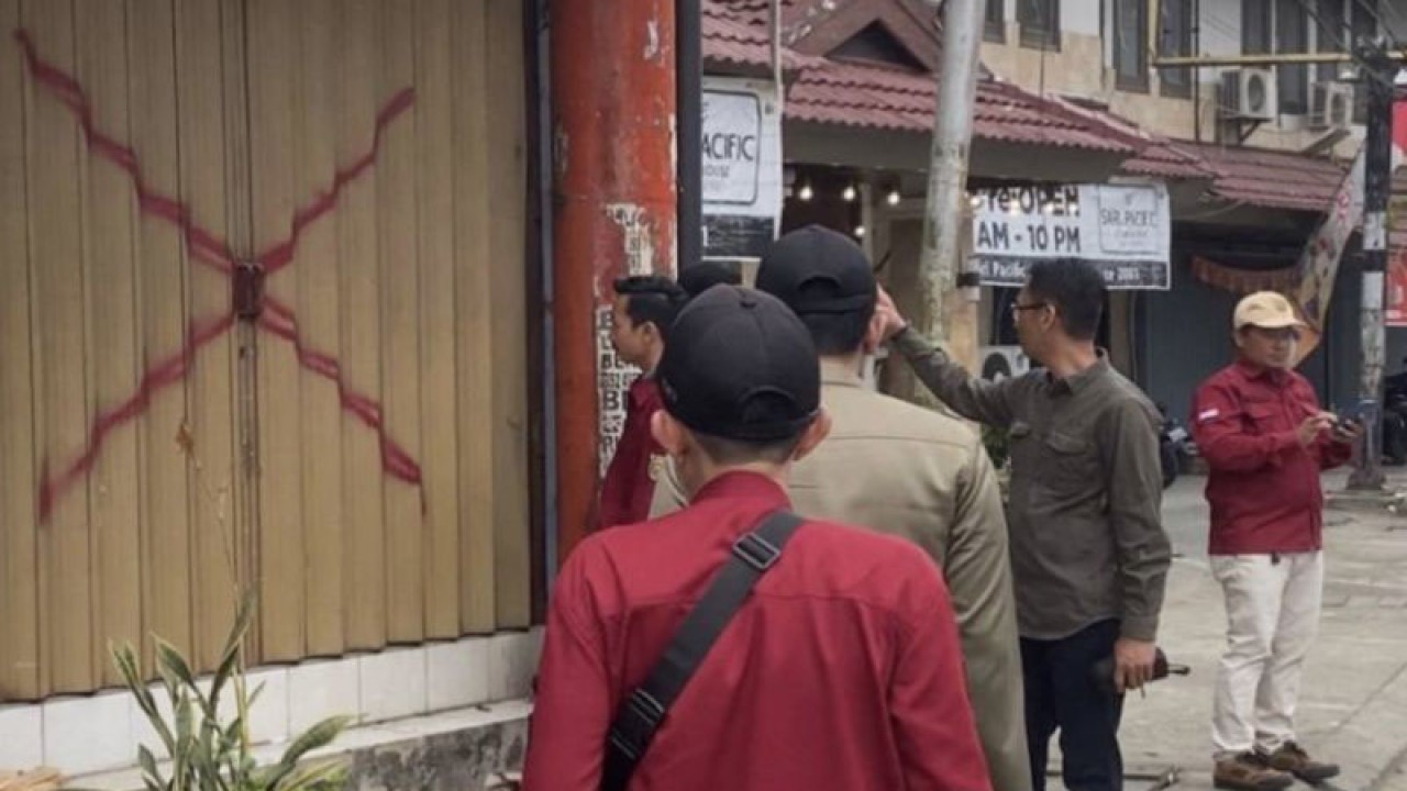Sejumlah petugas gabungan Pemkot Samarinda tiba di lokasi Ruko yang akan dibongkar karena menjadi akses ruang terbuka hijau. (ANTARA/HO-Diskominfo Samarinda)