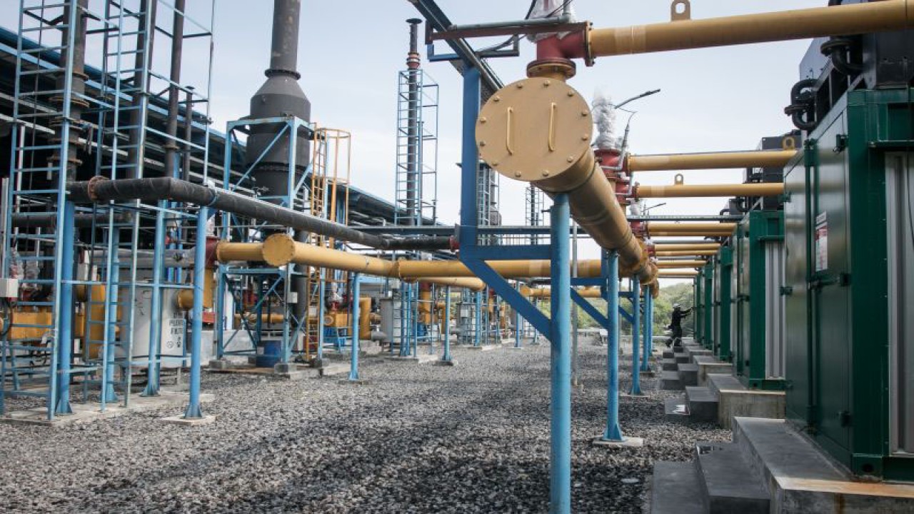 Petugas melakukan pengawasan mesin pengolahan sampah menjadi energi listrik pada instalais pembangkit listrik tenaga sampah (PLTSa) Putri Cempo di Solo, Jawa Tengah, Sabtu (15/7/2023). . ANTARA FOTO/Mohammad Ayudha/foc. (ANTARA FOTO/MOHAMMAD AYUDHA)