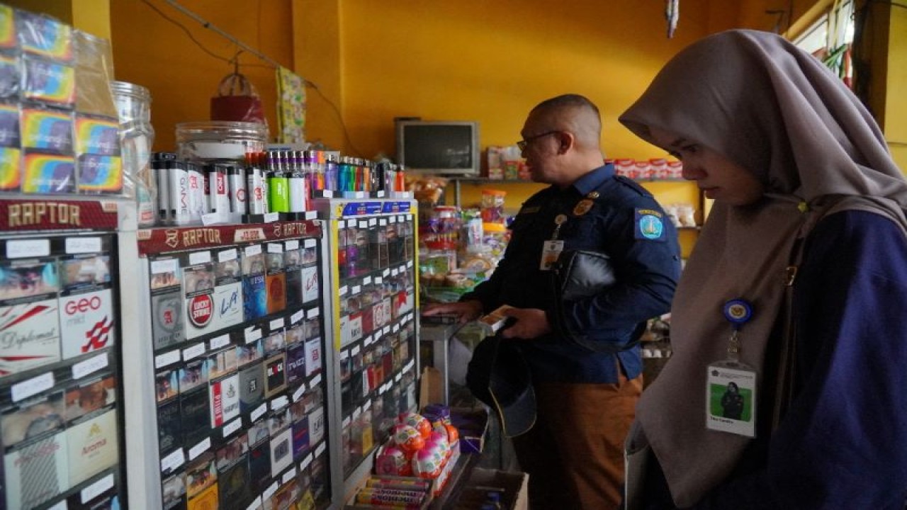 Petugas saat memeriksa stok rokok yang dipajang pedagang di etalase tokonya di wilayah Kecamatan Ngrayun, Ponorogo, Rabu (20/9/2023) (ANTARA/HO - Satpol PP Ponorogo)