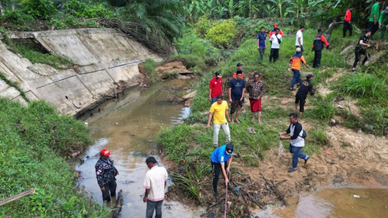 Dokumentasi - Petugas gabungan dari Pemerintah Kota Lhokseumawe melakukan aksi pembersihan sampah di sungai Blang Buloh, Kecamatan Blang Mangat, Kota Lhokseumawe. (ANTARA/HO-Humas Pemkot Lhokseumawe)