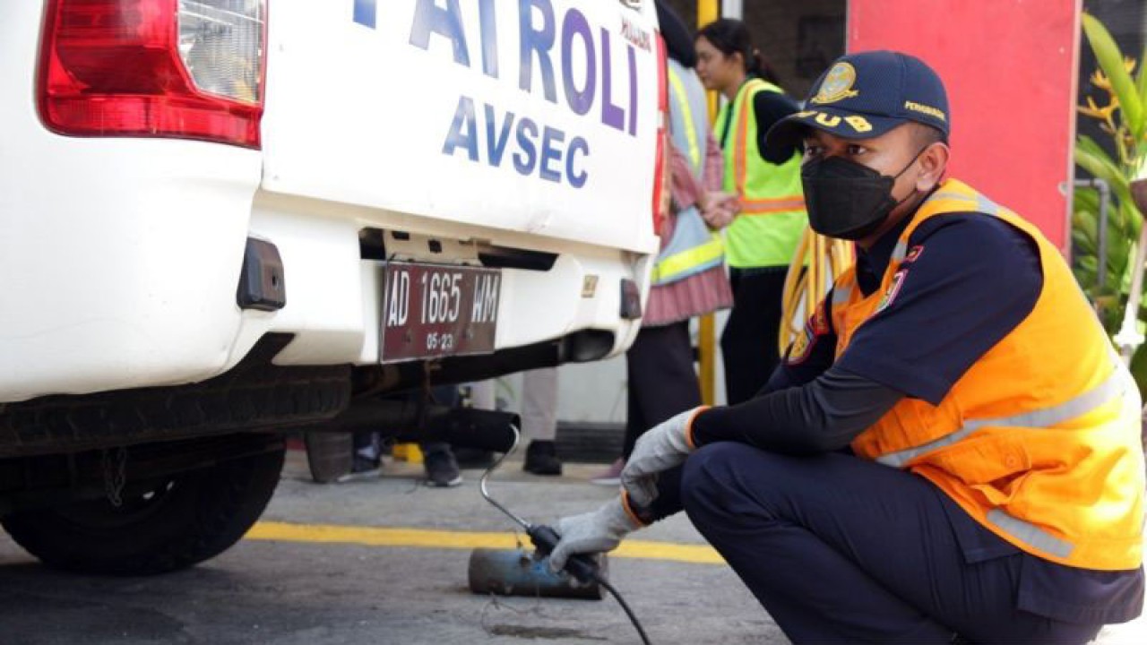 Seorang petugas Dinas Perhubungan melakukan cek emisi gas buang kendaraan di Bandara Adi Soemarmo Boyolali, Kamis (21/9/2023). ANTARA/HO-Bandara Adi Soemarmo.