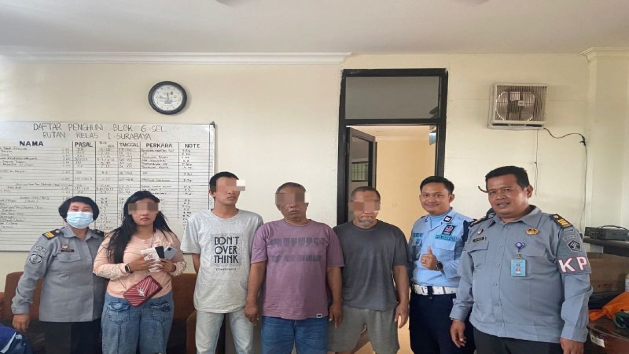 Petugas Rutan Surabaya menunjukkan barang bukti dan pelaku penyelundupan telepon pintar di rutan tersebut, Jumat (22/9/2023) ANTARA/HO-Kanwilkumham Jatim