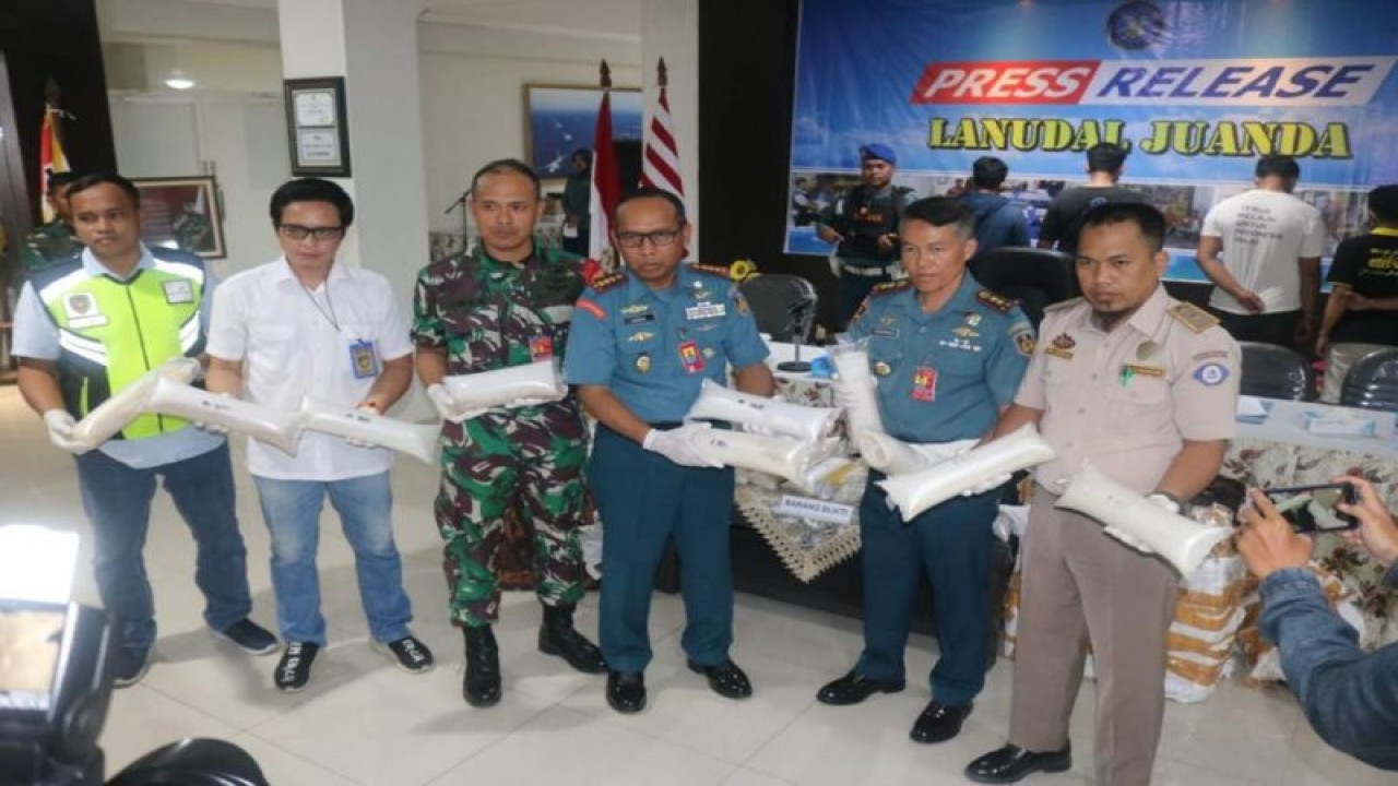 Petugas Pangkalan Udara TNI Angkatan Laut (Lanudal) Juanda Puspenerbal menunjukkan barang bukti pengiriman benih bening lobster (BBL) ilegal yang digagalkan di Bandara Internasional Juanda Sidoarjo, Jawa Timur. (ANTARA/HO-Lanudal Juanda)