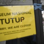 Petugas kepolisian berjalan di area pasca kebakaran Museum Nasional di Jakarta, Minggu (17/9/2023). ANTARA FOTO/M Risyal Hidayat/YU-1695095579