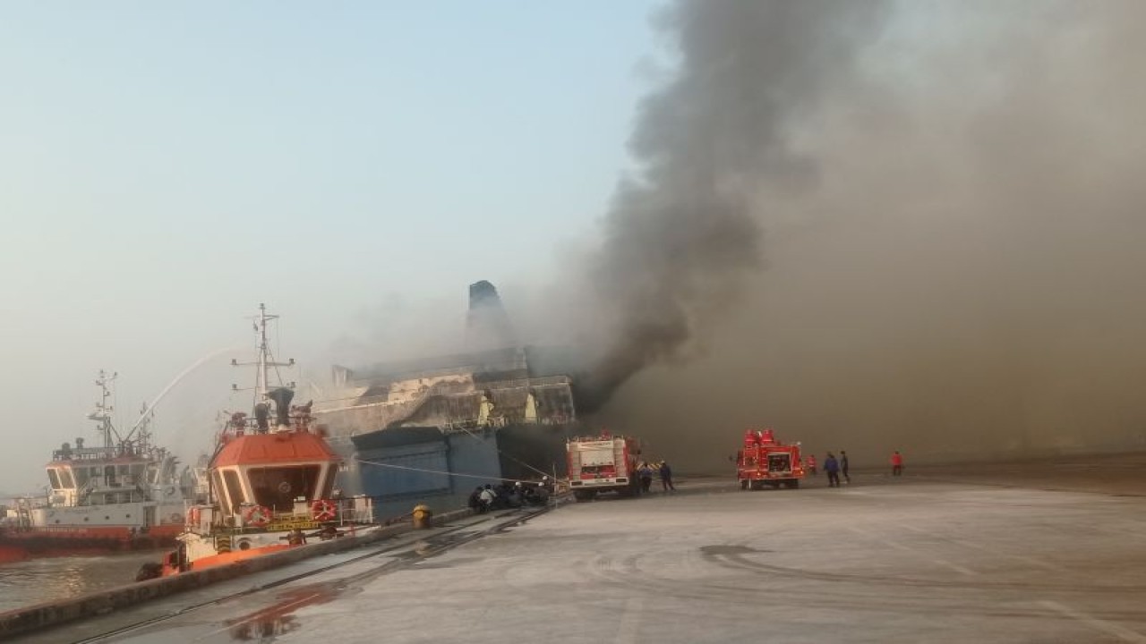 Petugas pemadam kebakaran KM Mutiara Berkah 1 di Dermaga Indah Kiat Merak masih berlangsung dan belum padam total.ANTARA/Mansur