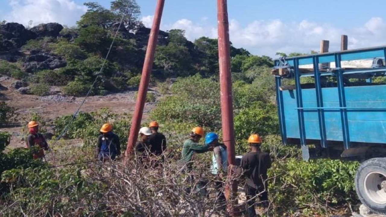 Petugas PLN NTT mengerjakan jaringan listrik di Pulau Sabu, NTT beberapa waktu lalu. (ANTARA/HO-PLN UIW NTT)