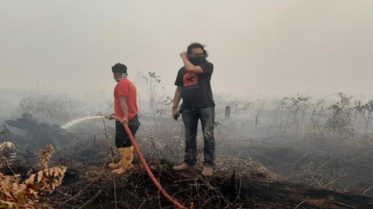 Petugas saat melakukan pemadaman lahan terbakar di Jambi.(ANTARA/HO/Fer)