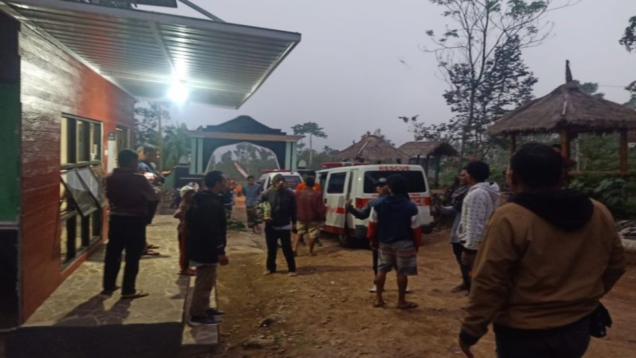 Tim TNGR Lombok, Nusa tenggara Barat, bersama aparat gabungan saat akan mengevakuasi korban, Selasa (12/9/2023), (ANTARA/HO-Humas Polres Lombok Timur)
