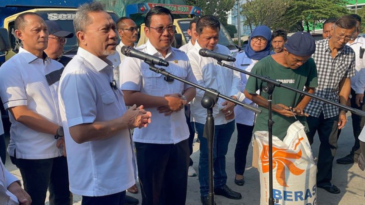 Menteri Perdagangan Zulkifli Hasan bersama Kepala Badan Pangan Nasional (Bapanas) Arief Prasetyo Adi meninjau operasi beras di Pasar Induk Beras Cipinang, Jakarta Timur, Rabu (13/9/2023) ANTARA/Lifia Mawaddah Putri