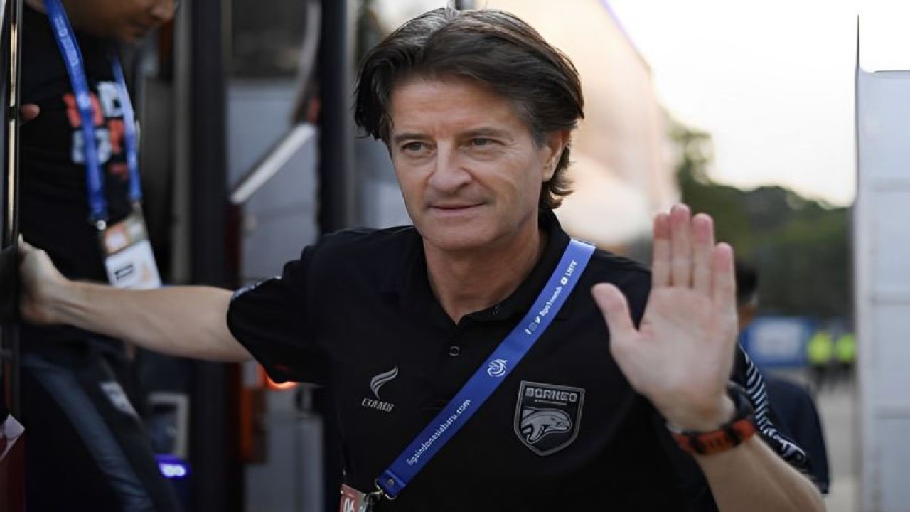 Pelatih Borneo FC Pieter Huistra turun dari bus tim beberapa waktu lalu. (ANTARA/HO-Media Borneo FC)