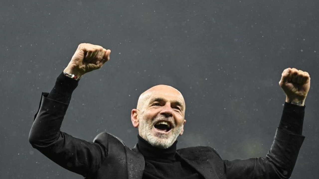 Pelatih AC Milan Stefano Pioli merayakan keberhasilan timnya melaju ke perempat final Liga Champions setelah meraih hasil imbang dengan Tottenham Hotspur di kandang Totenham di London (8/3/2023) Foto AFP/JUSTIN TALLIS.