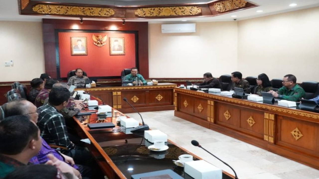 Pj. Gubernur Bali Sang Made Mahendra memimpin rapat pembentukan tim percepatan pengentasan kemiskinan ekstrem di Denpasar, Rabu (13/9/2023). (ANTARA/Ho-Pemprov bali)