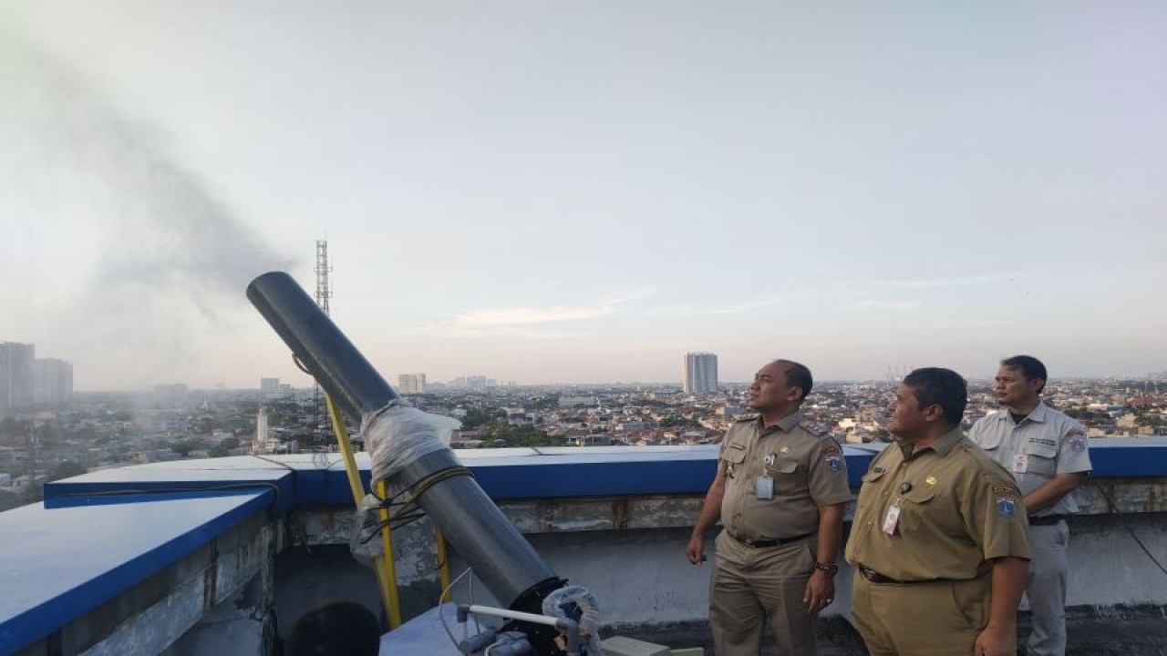 Wali Kota Jakarta Barat, Uus Kuswanto sedang memantau penggunaan "water mist" di atas lantai 11 Gedung A Kantor Wali Kota Jakarta Barat, Senin (11/9/2023). ANTARA/Risky Syukur