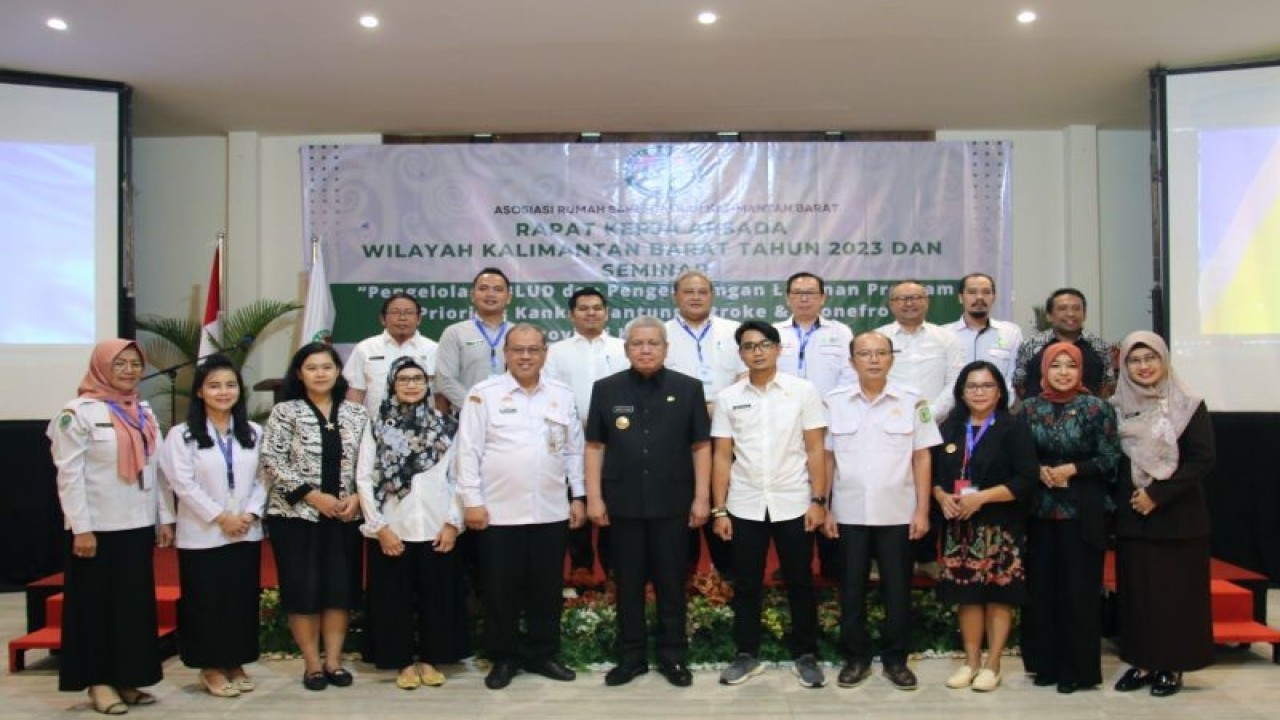 Penjabat Gubernur Kalbar dr Harisson (kemeja hitam) berfoto bersama para direktur RSUD di Kalbar, di antaranya Direktur RSUD dr Soedarso, drg Hary Agung Tjahyadi (urutan 5 kiri di baris depan) Kegiatan Rapat Kerja Asosiasi Rumah Sakit Daerah (ARSADA) wilayah Kalimantan Barat di Kecamatan Sungai Raya, Kabupaten Kubu Raya, Rabu (13/9/2023). (ANTARA/Rendra Oxtora)